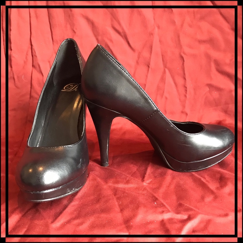 Black leather pump